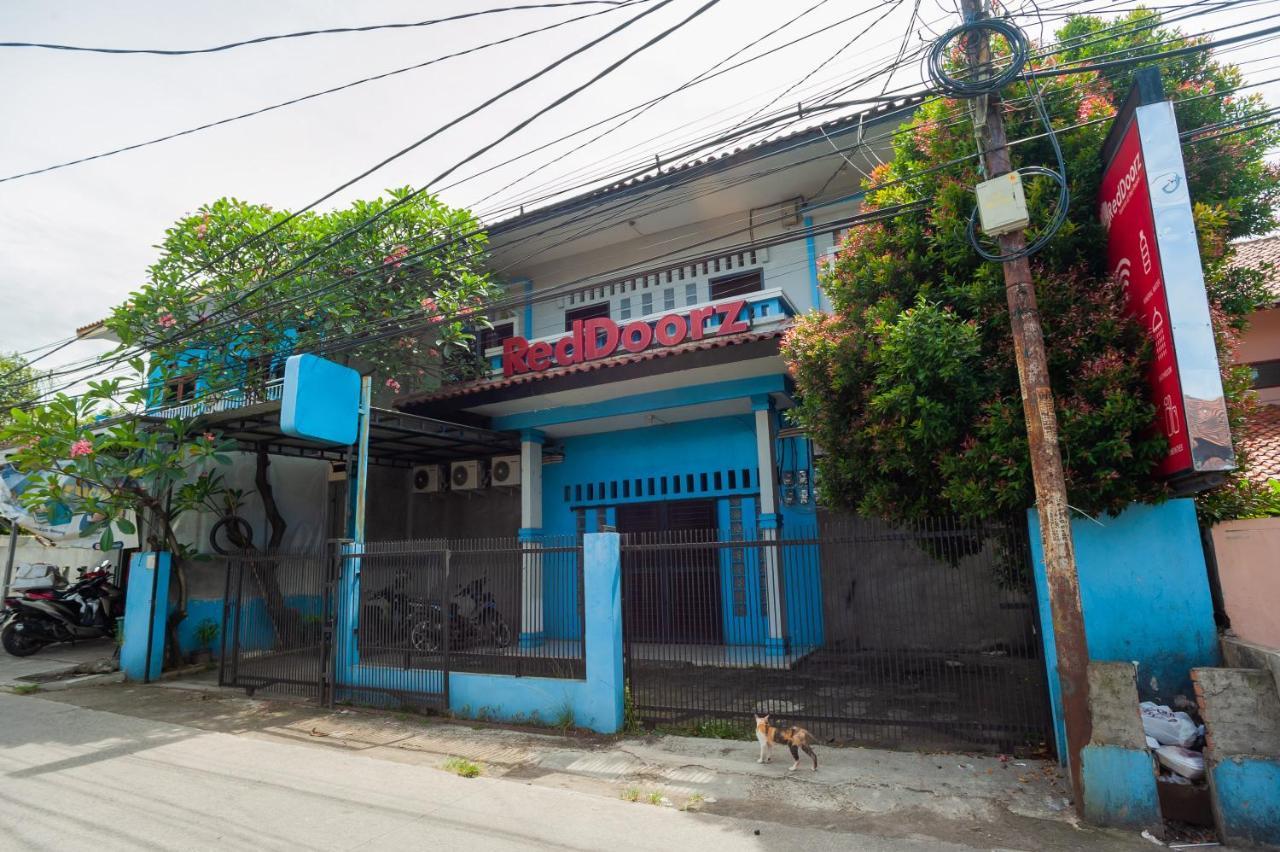 Hotel Reddoorz Near Margonda Raya Depok Exterior foto